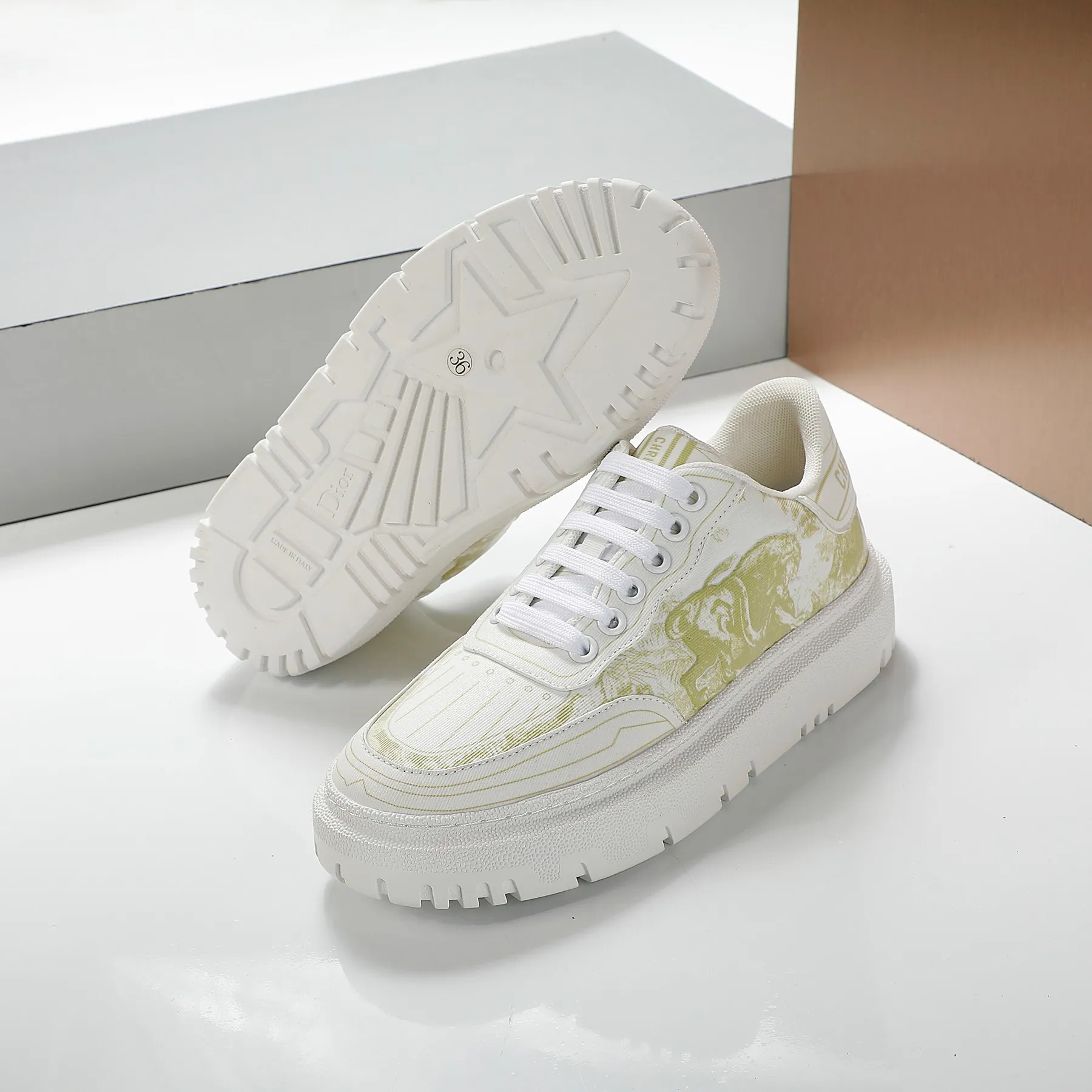 👟👟Ex-factory price 460👟👟 2021ssDior casual white shoes, the same style as the ready-to-wear series 1️⃣Original mold opening 2️⃣Original cowhide➕Breathable mesh lining 3️⃣TPU evacuation outsole 4️⃣Injected latex sheepskin feet 5️⃣Full package at the counter Code number 35-40 (41 can be customized)